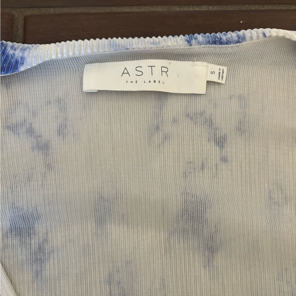 ASTR THE LABEL Pleated Surplice Long Sleeve Top Sz S - Picture 3 of 4